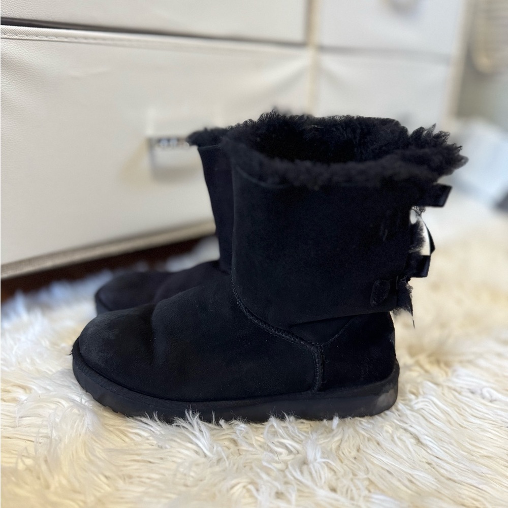 Womens UGG Bailey bow size 9 black boots - Picture 4 of 9